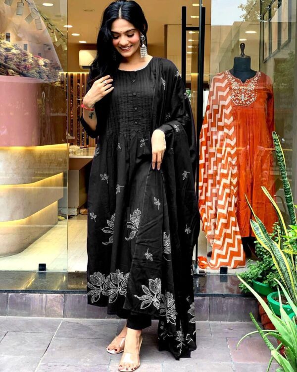 Vishpra women's black printed cotton kurta - Image 3