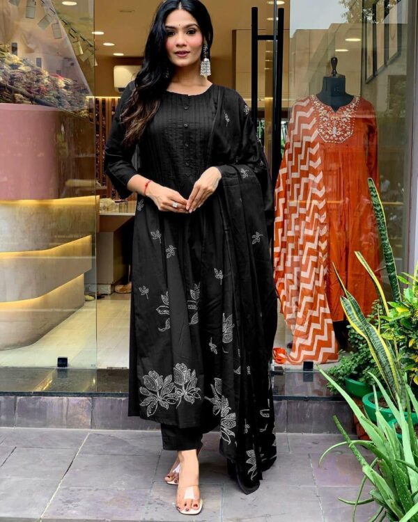 Vishpra women's black printed cotton kurta - Image 2