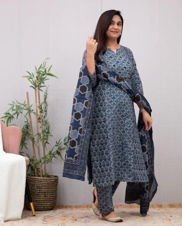Vishpra Printed Kurta with Sequence Hand Work On Yoke - Image 3