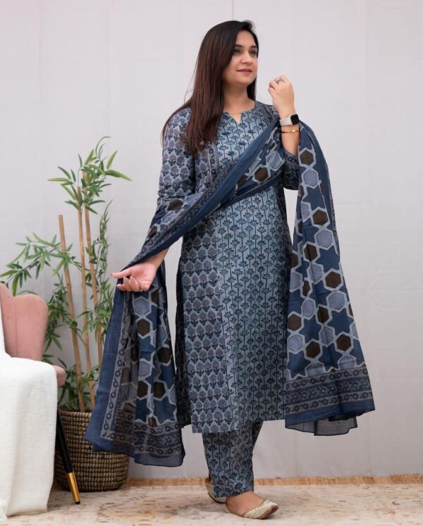 Vishpra Printed Kurta with Sequence Hand Work On Yoke