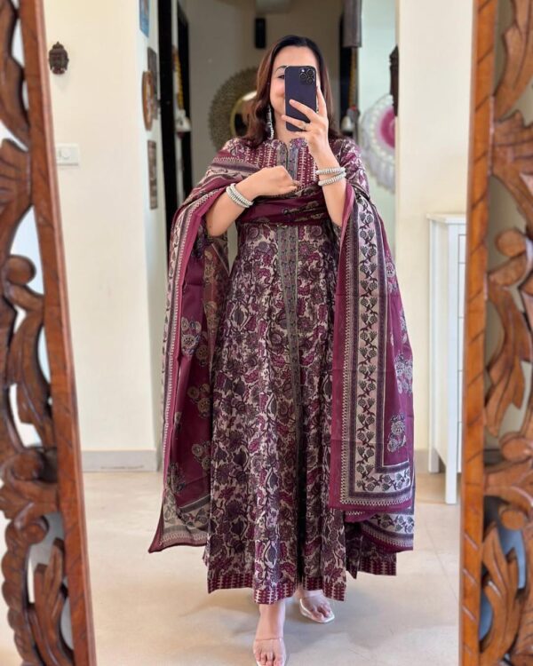 Vishpra Women's Floral Butti Printed Pure Cotton Suit - Image 4