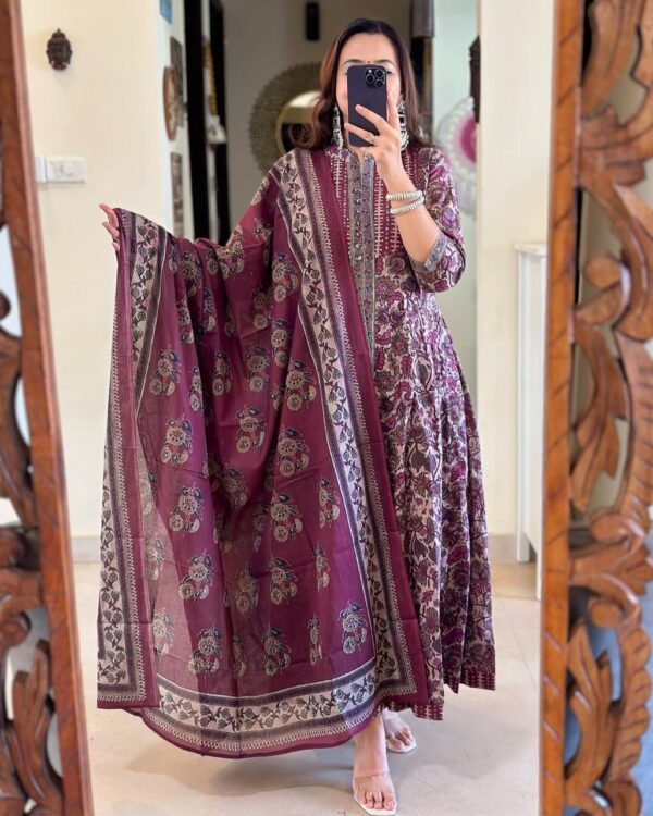 Vishpra Women's Floral Butti Printed Pure Cotton Suit